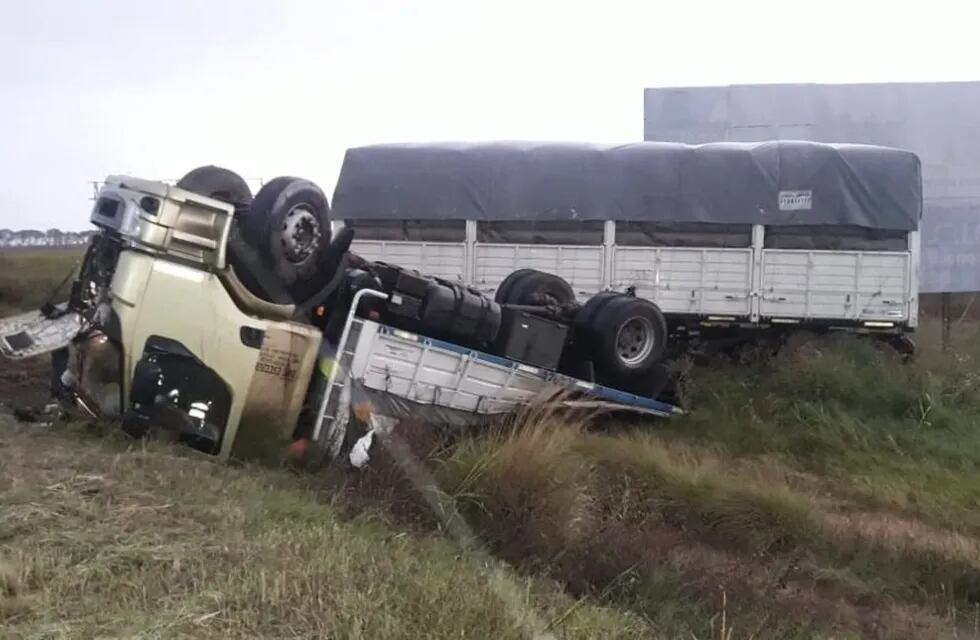 El camión fue tumbado por los fuertes vientos, en el sur de Córdoba.