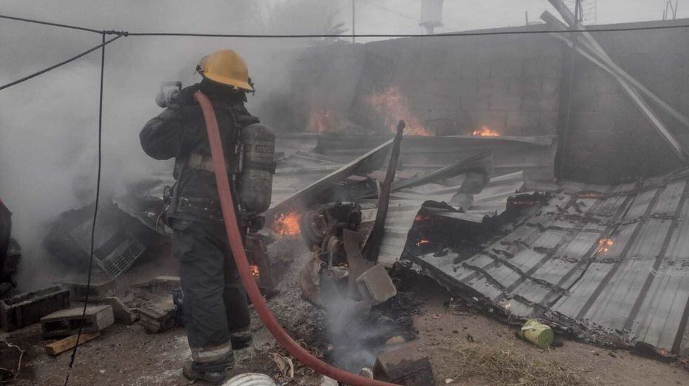 Vecinos de Bariloche hacen rifas solidarias para ayudar a dos abuelos que perdieron su casa en un incendio.