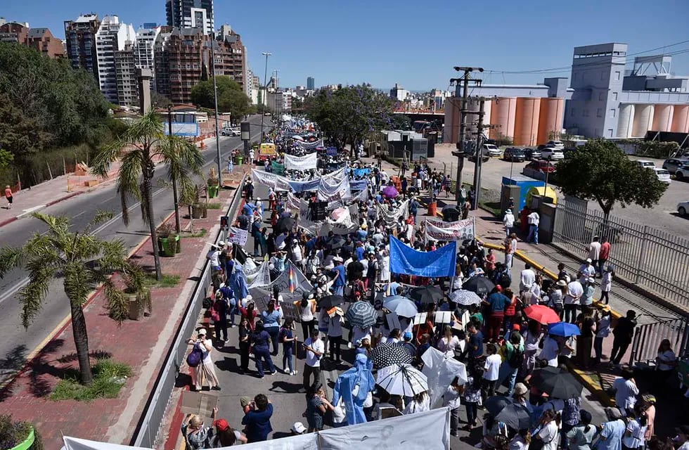 Protesta de médicos y personal de salud por las calles de Córdoba.