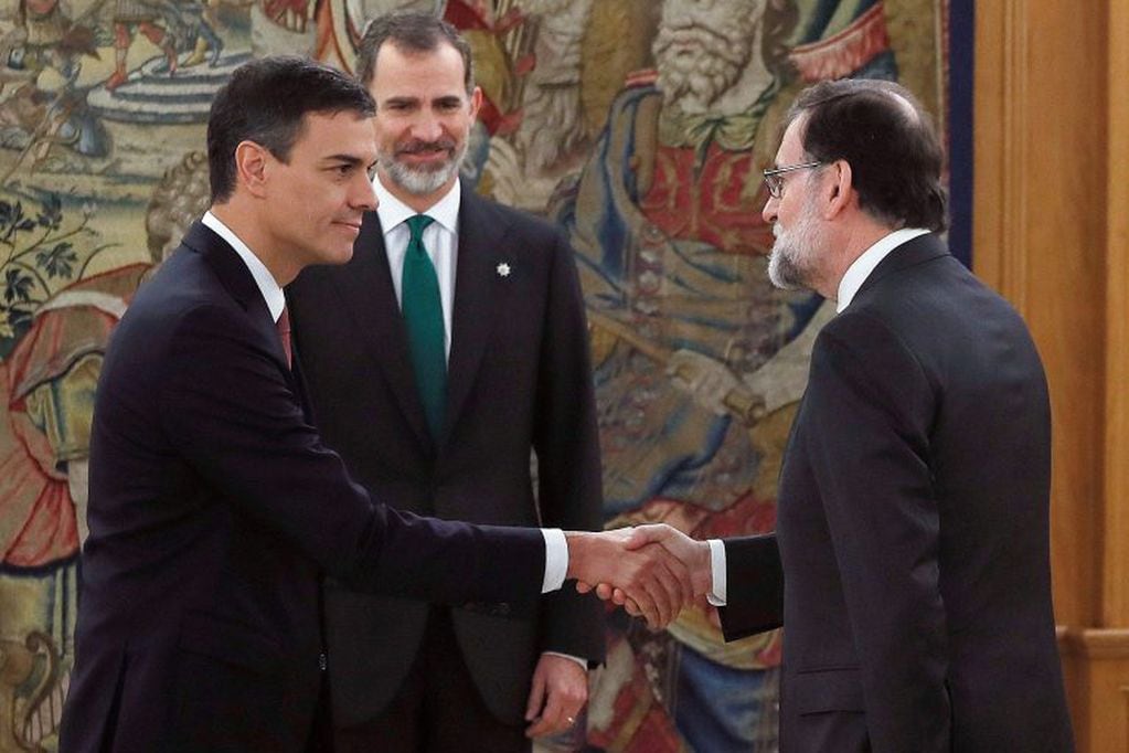Pedro Sánchez le da a la mano a Mariano Rajoy.