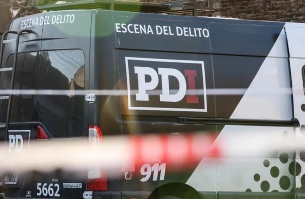 Camioneta de PDI tras brutal crimen a puñaladas