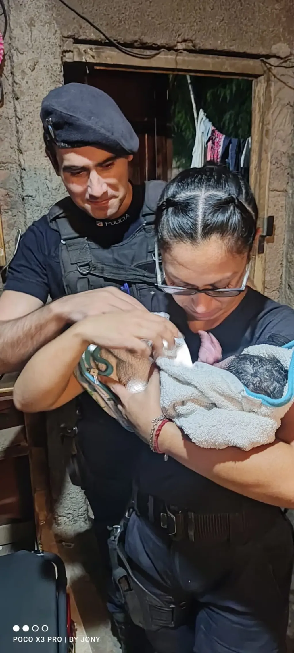 Policías de San Martín ayudaron a una joven madre a tener a su bebé en su casa.