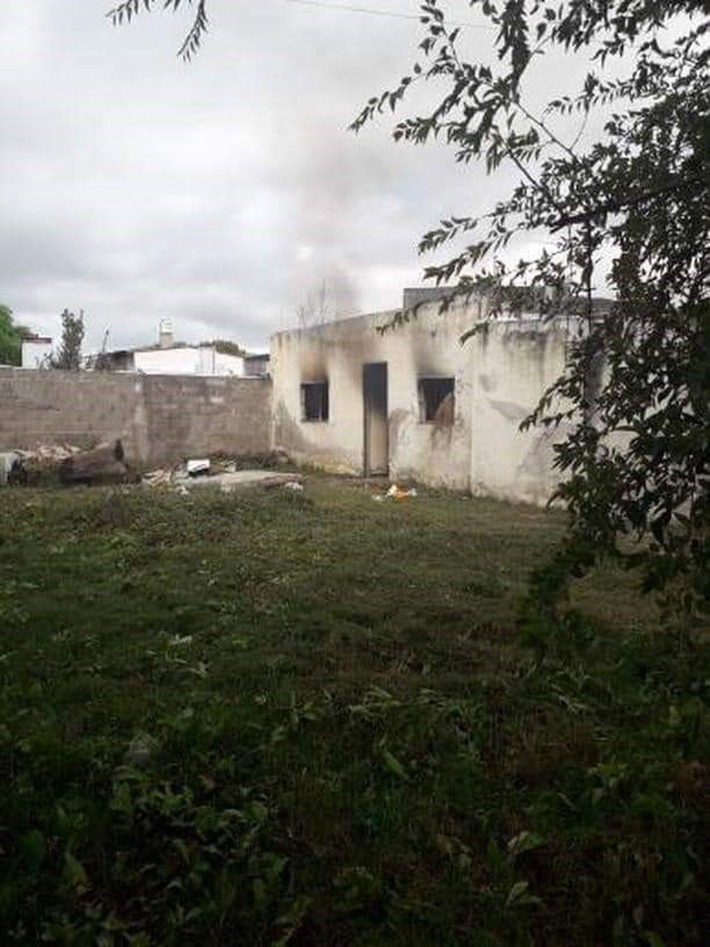 La vivienda se encontraba abandonada al momento del incendio (Foto Radio Cadena Norte).