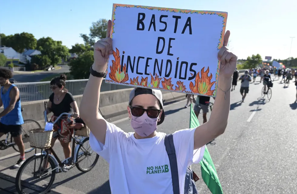 Marcha en contra de los incendios que se producen en las islas del Paraná.