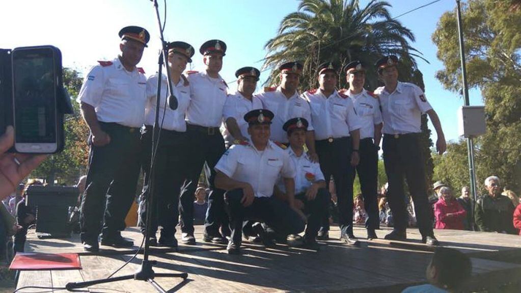 Homenaje a bomberos voluntarios en La Cumbre