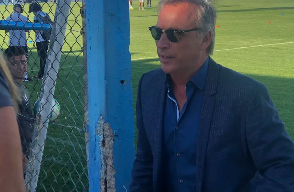 El presidente de Talleres, Andrés Fassi, en el Miguel Sancho y viendo a Atenas de Uruguay, el club que gerencia.