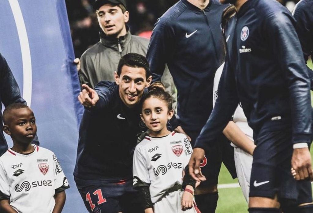 El jugador cumplió el sueño de entrar con su hija a la cancha en un partido oficial. (@angeldimariajm)
