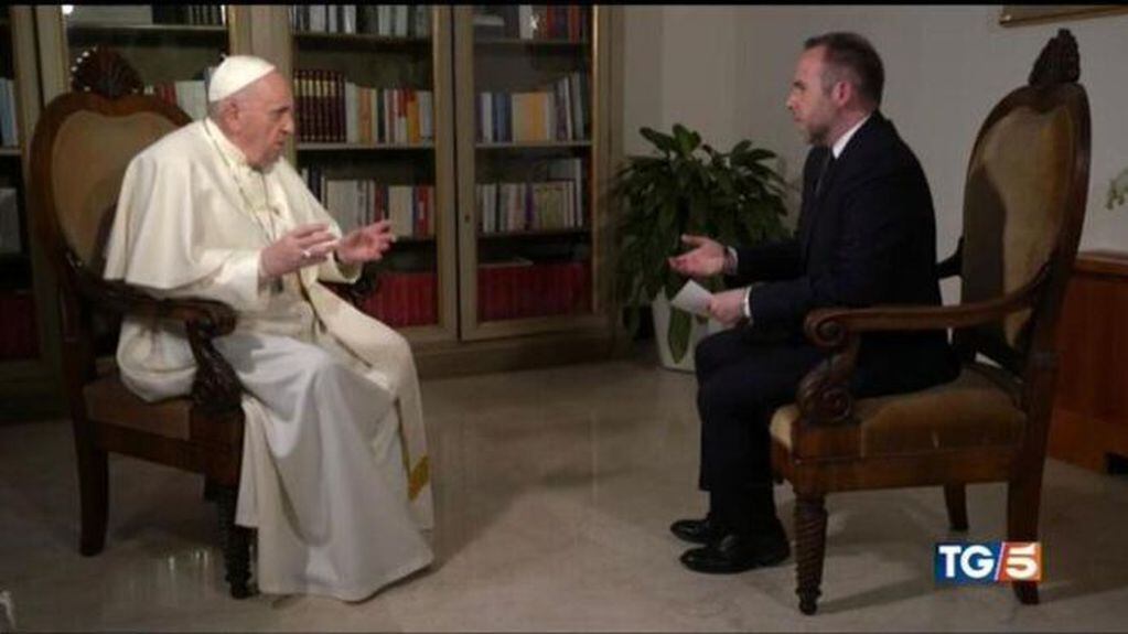 El Papa en su entrevista televisiva con Canal 5 de Italia.