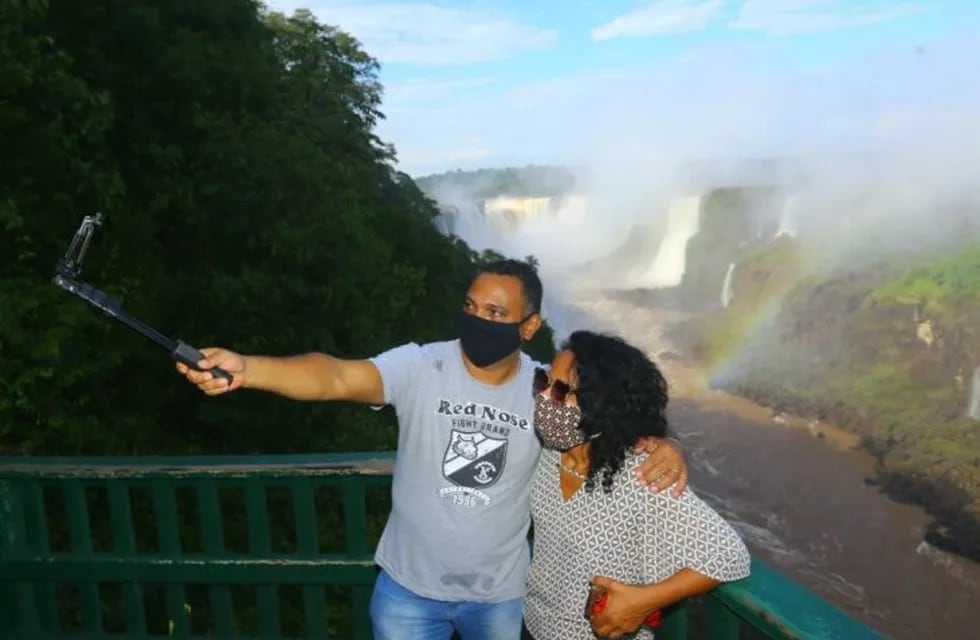 Turistas del lado brasilero de las Cataratas en pandemia.