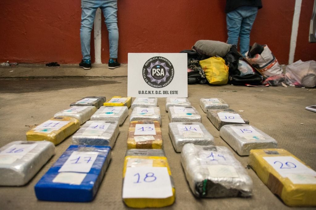 El cargamento ilícito que llevaba el "Clan Caucota": paquetes conteniendo 21,171 kg de clorhidrato de cocaína y 104 gramos de semillas de cannabis.