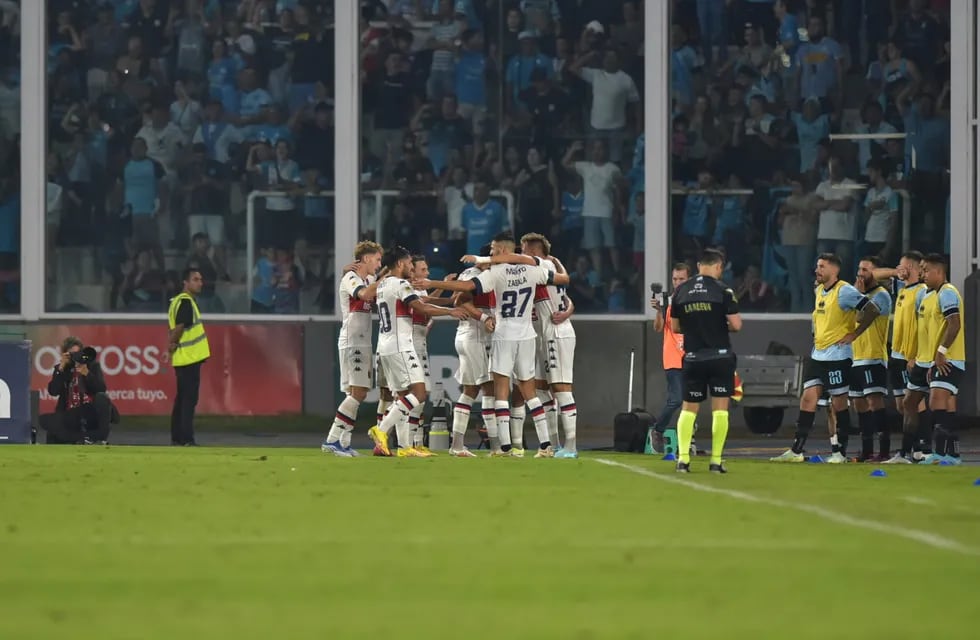 Mateo Retegui y sus compañeros celebran el 1 a 0 ante Belgrano. (Facundo Luque / La Voz).