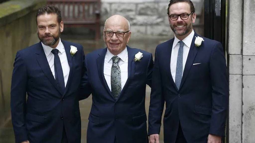 Ruper Murdoch junto a sus hijos.