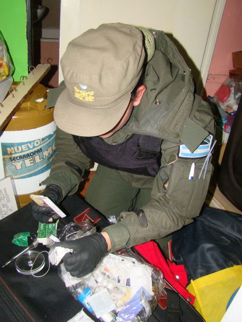 Durante los allanamientos en casas de cambio ilegal encontraron drogas y elementos de corte, además de divisas extranjeras.