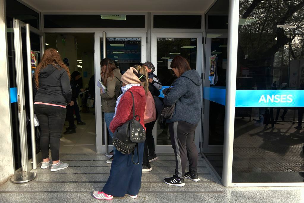 Espera en ANSES
Muchos mendocinos acuden al ANSES para hacer trámites de jubilación, planes sociales, subsidios, certificaciones.
Esta jornada el atendimiento de la Sede Godoy Cruz fue lenta y se esperó por muchas horas para ser atendido

Foto: Orlando Pelichotti / Los Andes