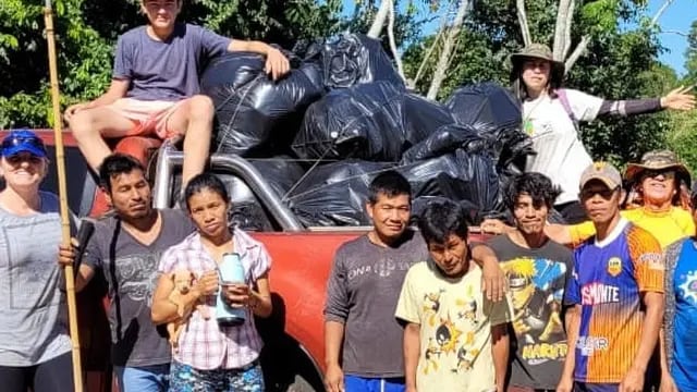 Voluntarios protagonizaron una jornada de limpieza ambiental en la laguna de la selva Yryapú.