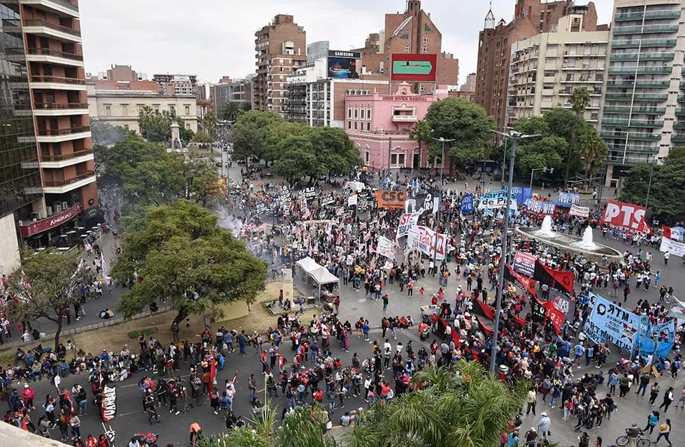 Marcha federal piquetera. Organizaciones sociales Polo Obrero marcharon por el centro de la ciudad de Córdoba.