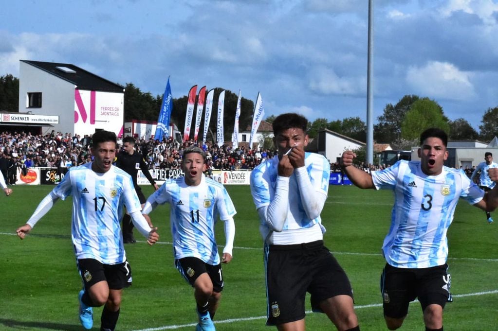 Agustín Ruberto festejando el gol para Argentina en la final.