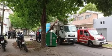 Un joven cayó a un camión compactador de basura en Rosario