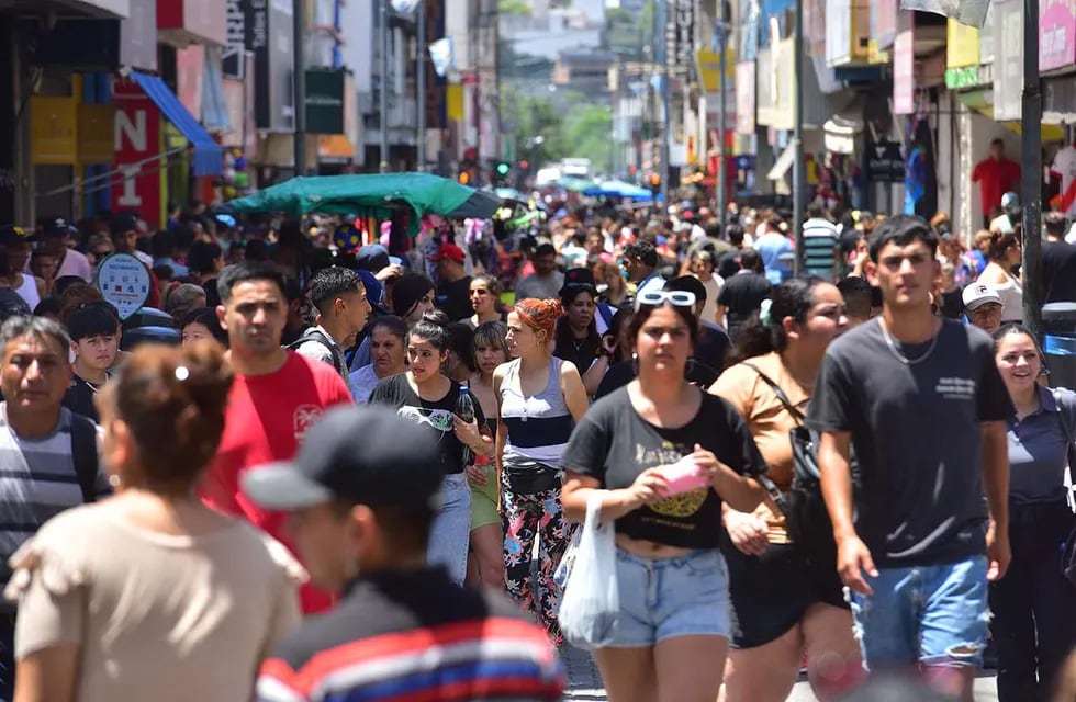 La mujer, que vendía medias en la peatonal, hizo que el jubilado comprara electrodoméstico en el Centro de Córdoba.