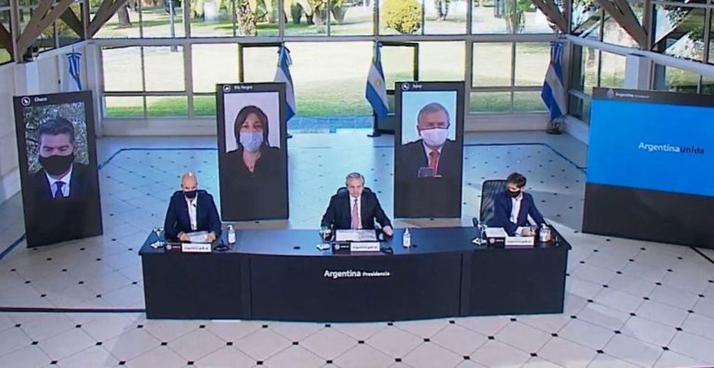 Vía videoconferencia, el gobernador Morales acompañó los anuncios del presidente Fernández.