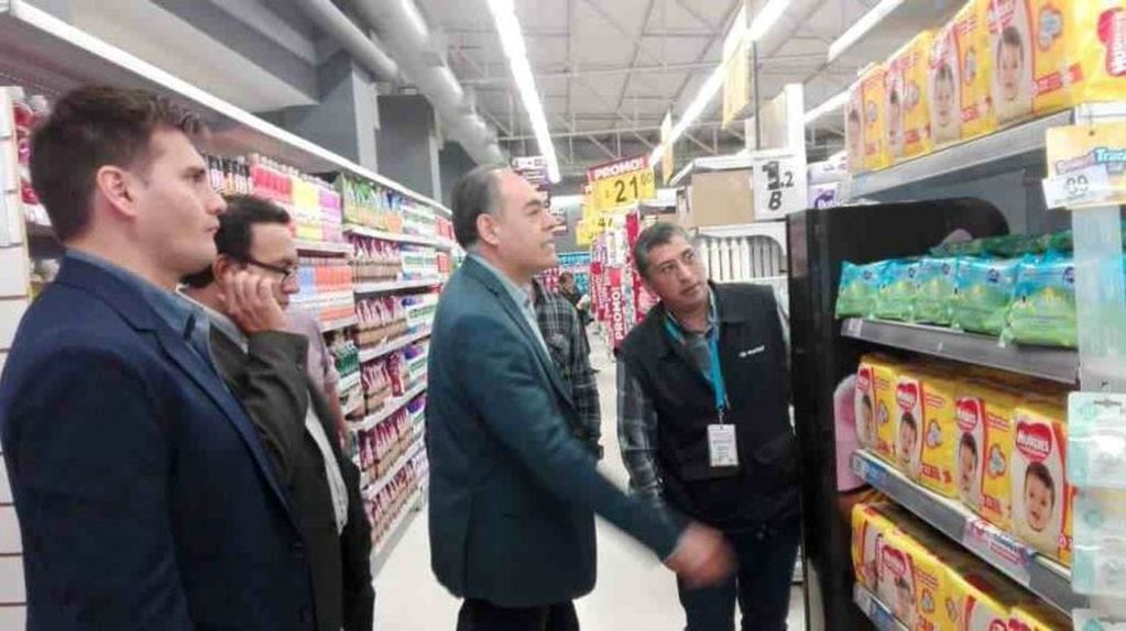 David Escalante (Izquierda) junto a funcionarios del area de Comercio Interior fiscalizando productos en supermercados locales