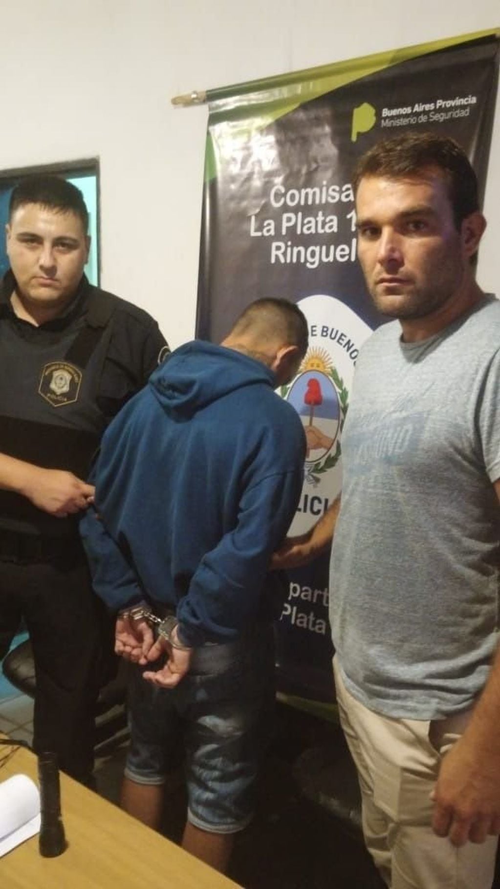 Robaron en La Plata una distribuidora de fiambres y tomaron como rehén a un empleado