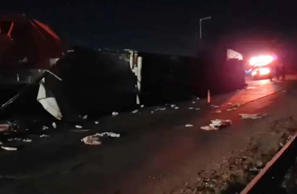 Choque de camiones en Dalmacio Vélez. (Radio Con Vos / Captura de Facebook)