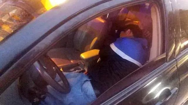 Un hombre dormía alcoholizado en su auto.