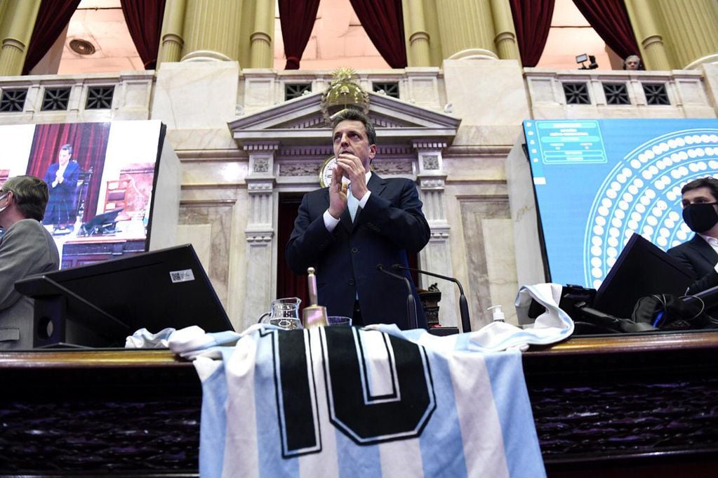 La camiseta de Diego Maradona fue desplegada en el estrado de la Presidencia.
