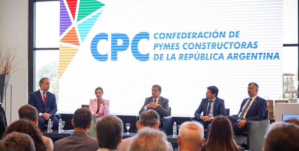 La Ministra de Energía de Nación, Flavia Royón participó junto al gobernador Suarez y del 6to Congreso Nacional de Pymes Constructoras.