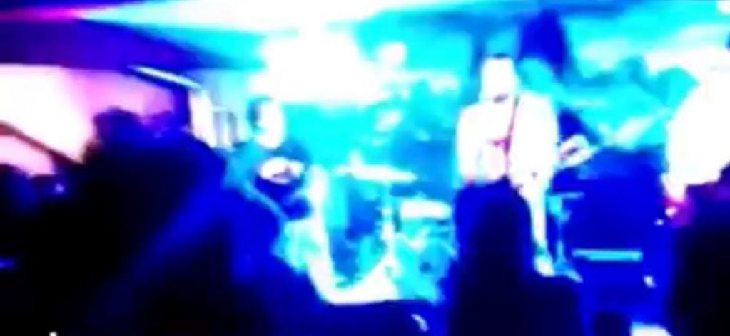 El grupo de rock en pleno recital. (Captura de Video).