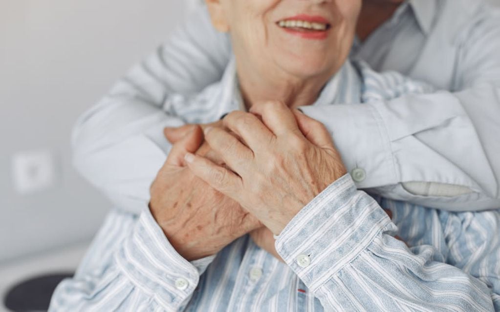 Una forma de retrasar también la aparición de los síntomas del Alzheimer es que las personas afectadas puedan tener con quién interactuar de forma permanente. Foto Los Andes.