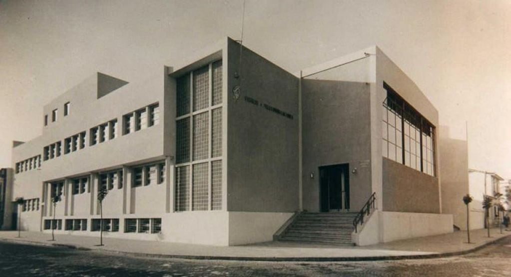 El edificio del Correo, en la década del 50, en su actual ubicación. Sobre 25 de Mayo, hoy se encuentra el Juzgado Federal.