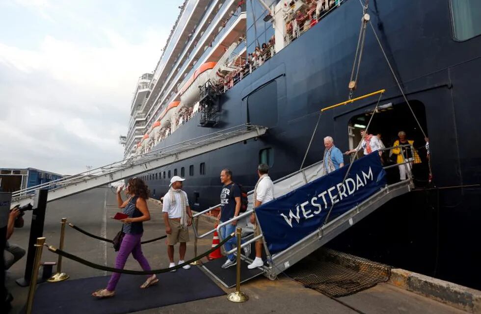 El crucero fue rechazado en varios países hasta que pudo amarrar en Camboya.  REUTERS/Stringer NO RESALES NO ARCHIVES