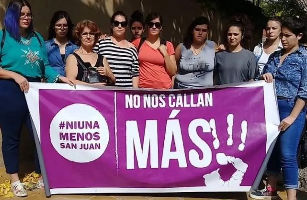 El colectivo Ni Una Menos acompañó a la mama de Thalía durante todo el juicio.