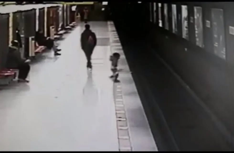 Un joven salvó a un niño que se había caído en la vía del subte. (Captura de video)