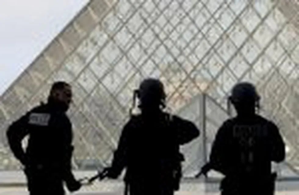 French police secure the site near the Louvre Pyramid in Paris, France, February 3, 2017 after a French soldier shot and wounded a man armed with a knife after he tried to enter the Louvre museum in central Paris carrying a suitcase, police sources said. 