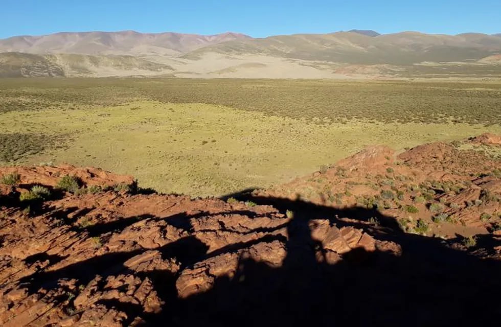 Vista de afloramientos de rocas en los Colorados de oeste a este, observando los depósitos eólicos de arena, en Piscuno, al pie de Sierra del Aguilar. Foto: Geól. Gabriel Blasco.