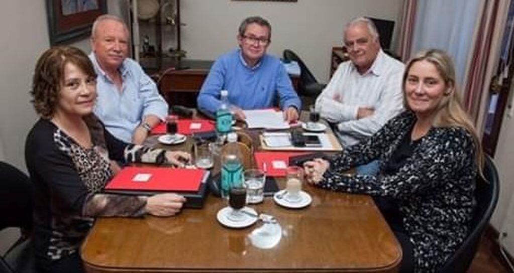 Miembros del consejo directivo del Colegio de Escribanos de Jujuy, encabezados por su presidente Mario Pizarro.