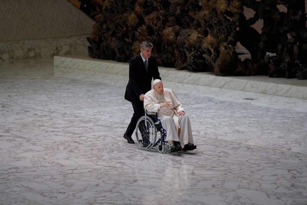 El papa Francisco utiliza una silla de ruedas por su dolor de rodilla desde principios de mayo. Foto: AP.