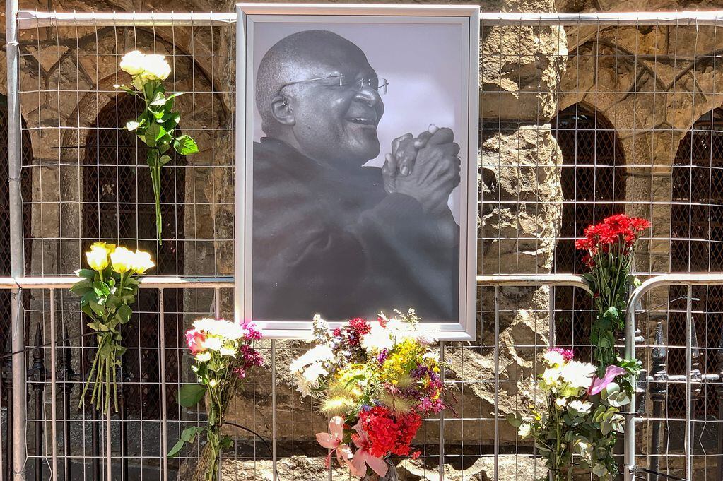 "El fallecimiento del arzobispo emérito Desmond Tutu es otro capítulo de duelo en la despedida de nuestra nación a una generación de sudafricanos destacados que nos han legado una Sudáfrica liberada", dijo el presidente Cyril Ramaphosa.
