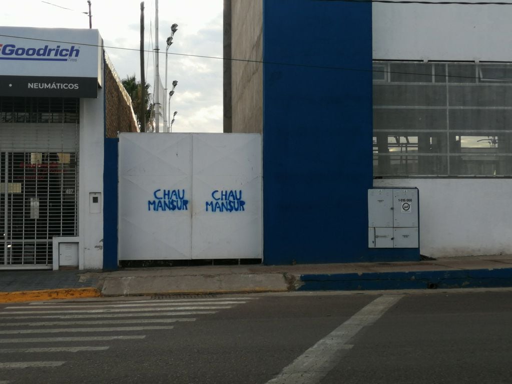 "Chau" Mansur, reza la pintada en este portón lindante al club Godoy Cruz. /Gentileza