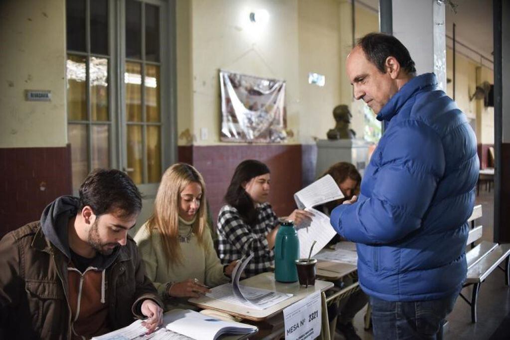 José Corral emitió su voto en la ciudad de Santa Fe. (@josecorralSF)