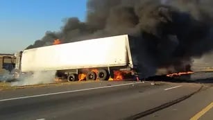 El camión al incendiarse. (Gentileza Noticiasjesusmaria.com.ar)