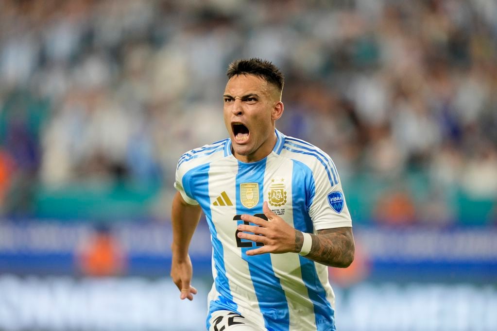 Lautaro Martínez celebra tras marcar el primer gol de Argentina en la victoria 2-0 ante Perú por el Grupo A de la Copa América, el sábado 29 de junio de 2024, en Miami Gardens, Florida. (AP Foto/Lynne Sladky)
