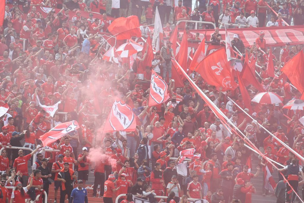 Por los octavos de final de la Copa Argentina, se enfrentan en Mendoza, Independiente de Avellaneda y Estudiantes de La Plata. / José Gutiérrez (Los Andes).