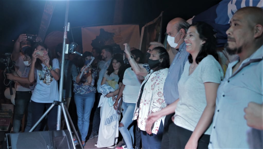Rubén Rivarola y Leila Chaher, encabezando un acto de cierre de campaña en el ramal jujeño.