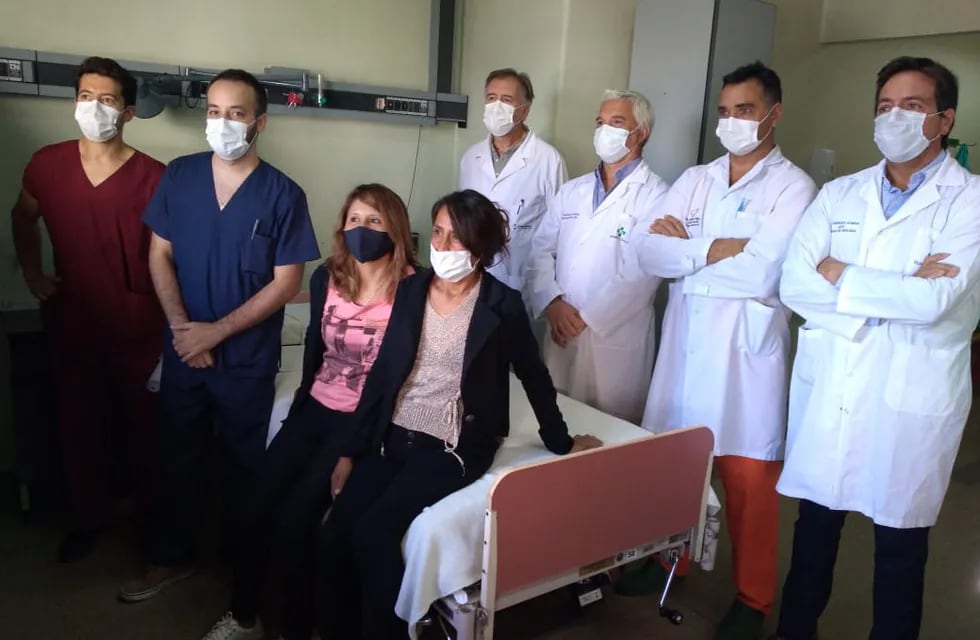 Norma y Yanina junto al equipo médico que realizó el transplante renal en el Hospital Central. Gentileza Gobierno de Mendoza