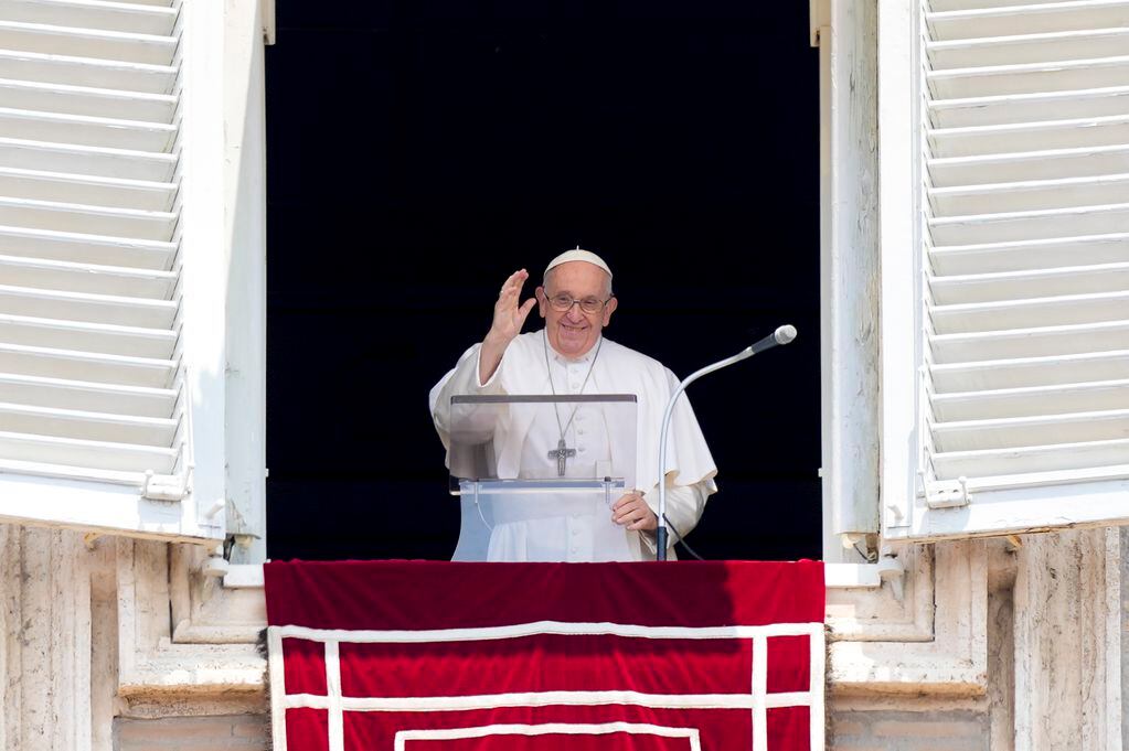 El Papa Francisco entrega su bendición mientras recita el Ángelus desde la ventana de su estudio con vista a la Plaza de San Pedro, en el Vaticano, el domingo 18 de junio de 2023. Foto: AP / Andrew Medichini.