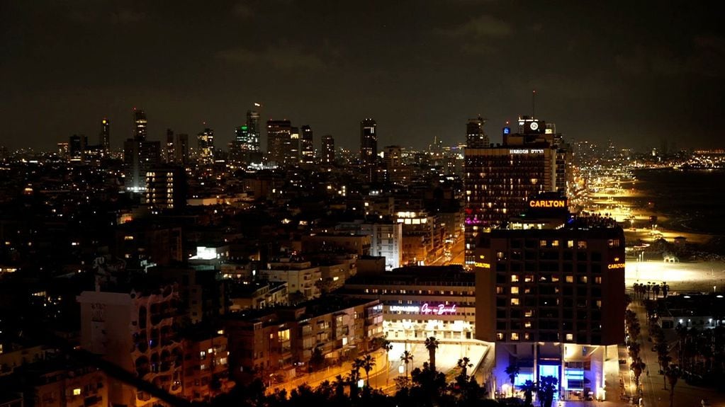 El cielo de Tel Aviv en Israel este sábado, en medio del conflicto con Irán. (Gentileza CNN)